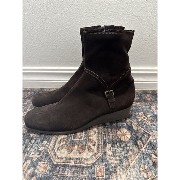 LA CANADIENNE Waterproof Suede Ankle Bootie Square Toe Low Wedge Brown Size 10 - Picture 1 of 7